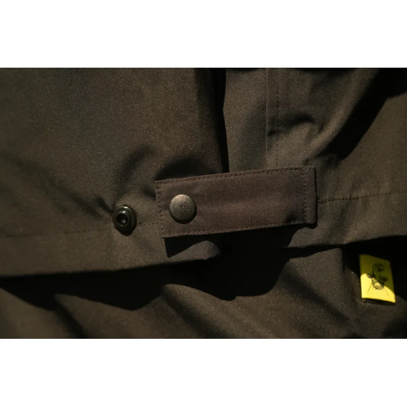bc-bo500007_waterproofsmocks-05_productlifestyleimage1-Photoroom