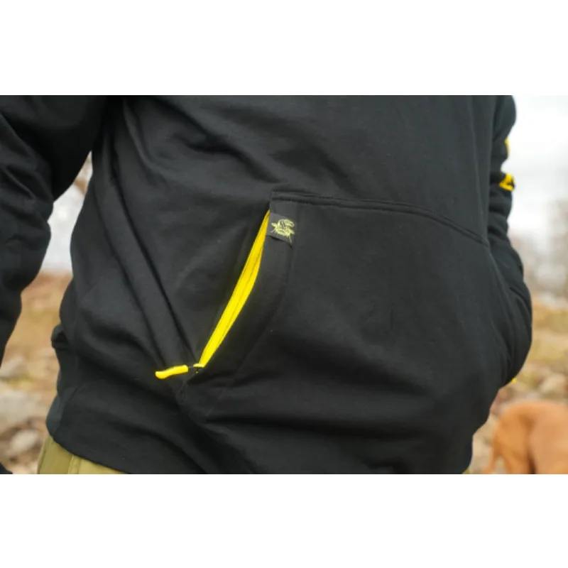 bc-bo500029_blackhoody-01_inuse-Photoroom